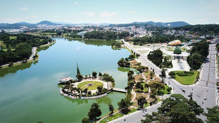 "Hồ Xuân Hương là trái tim của thành phố Đà Lạt. Vâng, nó là nhịp đập của mọi cung bậc diễn ra ở thành phố, là chứng nhân của mỗi vui tươi, mỗi lam lũ của đời người….
Xuân Hương, cái tên mĩ miều, gợi cảm về hương hoa về thanh tao của con hồ, trái tim thành phố Đà Lạt, nơi chỉ cách chỗ tôi sống mấy trăm mét suốt hơn 30 năm nay. Có quá nhiều đêm thức cùng hồ, chìm vào sương khói, gội ướt át với giá lạnh…Hồ Xuân Hương hôm nay vẫn chưa khác nhiều so với gần 90 năm trước, khi thi nhân Hàn Mặc Tử đã rung cảm. Vẫn “tơ liễu run trong gió”, “hàng thông lấp loáng đứng trong im”…Nhưng những ngày cận Tết cổ truyền con con dân Việt, rảo bộ dọc hồ Xuân Hương, nhiệt độ xuống rất thấp, biên độ trong ngày từ 12 độ vào ban đêm đến 26 độ vào giữa trưa...."