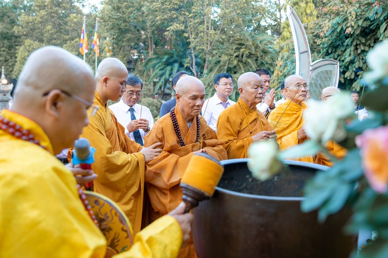 Khánh Hòa: Chính thức cử hành Đại lễ Phật đản Phật lịch 2567 tại chùa Long Sơn | Giác Ngộ Online