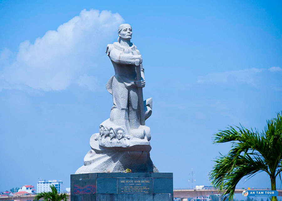Ghé thăm tượng đài mẹ Suốt - Di tích nổi tiếng bên bờ sông Nhật Lệ |  Antamtour.vn