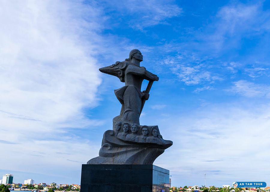 Ghé thăm tượng đài mẹ Suốt - Di tích nổi tiếng bên bờ sông Nhật Lệ |  Antamtour.vn