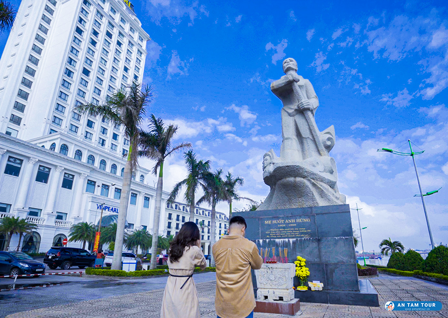 Ghé thăm tượng đài mẹ Suốt - Di tích nổi tiếng bên bờ sông Nhật Lệ |  Antamtour.vn