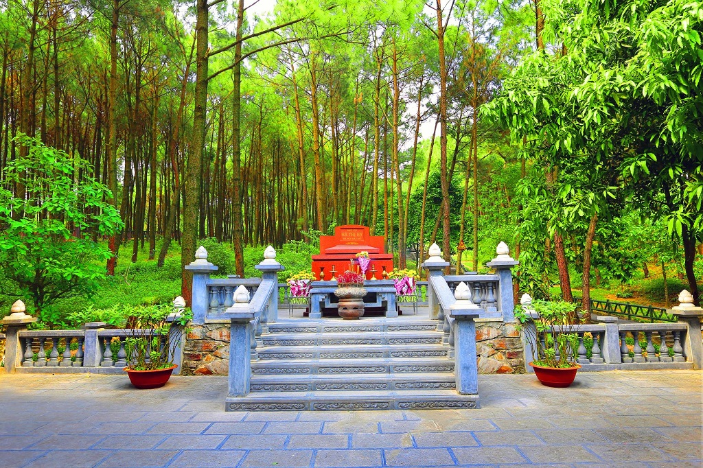 Mộ bà Hoàng Thị Loan