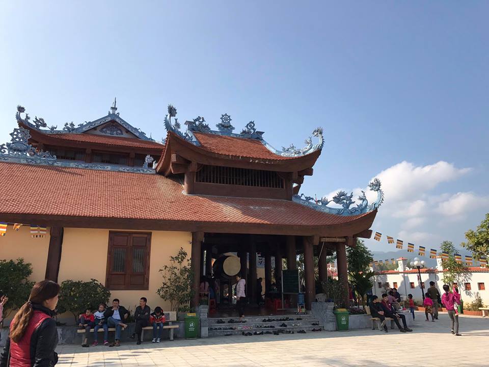 Điện Biên: Người dân nô nức đi lễ đầu năm - Đài Phát thanh và Truyền hình Điện Biên