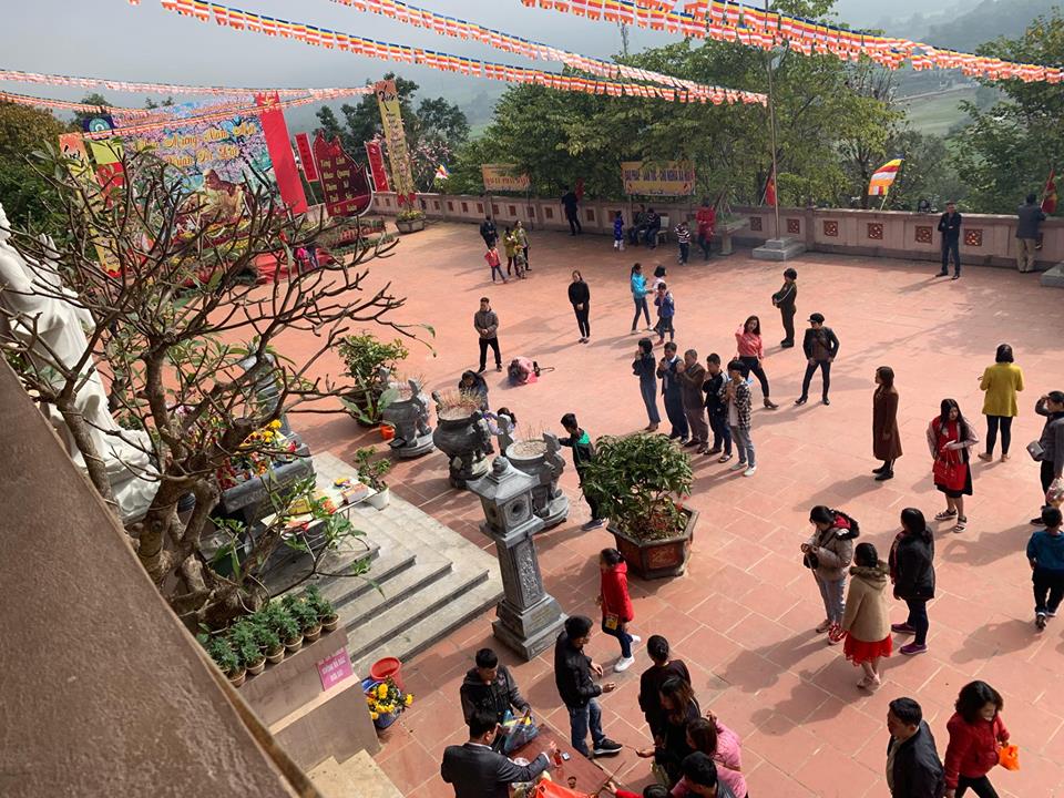 Điện Biên: Mùng 1 Tết, người dân tấp nập đi lễ đền chùa cầu may - Đài Phát thanh và Truyền hình Điện Biên