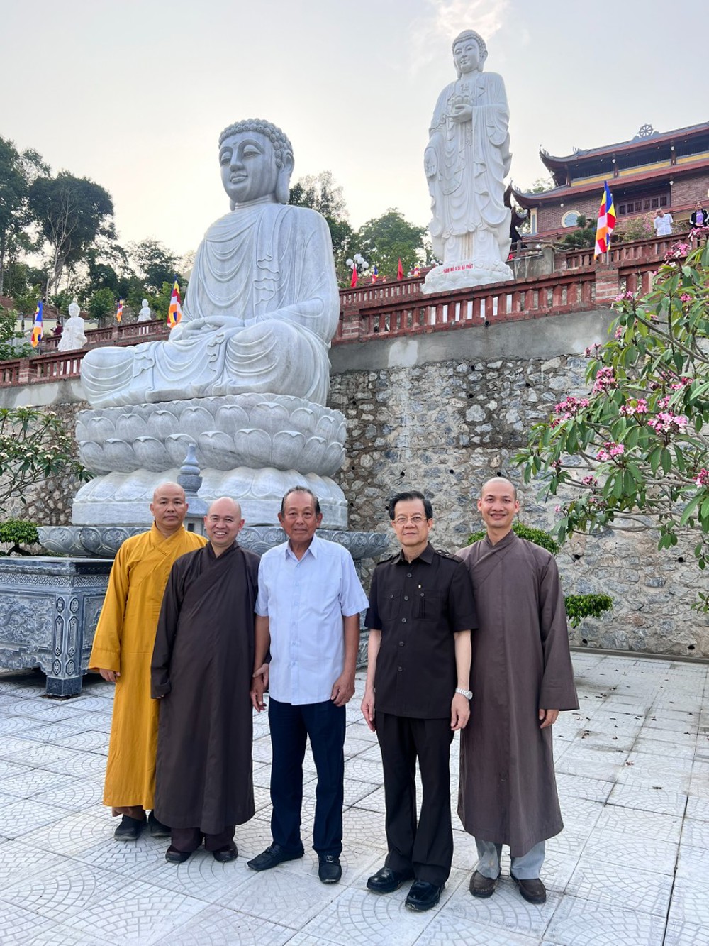 Điện Biên: Nguyên Phó Thủ tướng Thường trực Trương Hòa Bình thăm, dâng hương tại chùa Linh Quang - Phật Sự Online