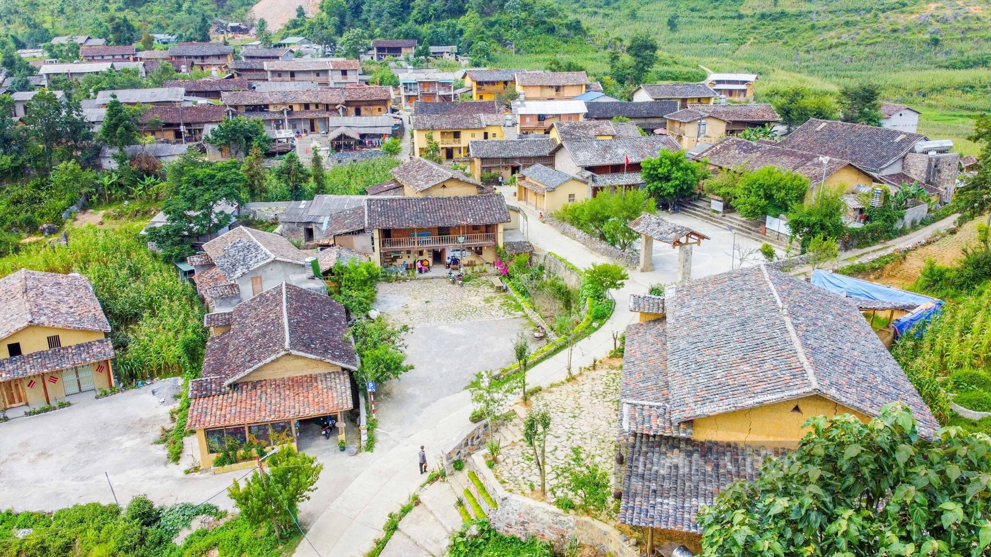Tết trên bản Lô Lô Chải dưới chân cột cờ Lũng Cú