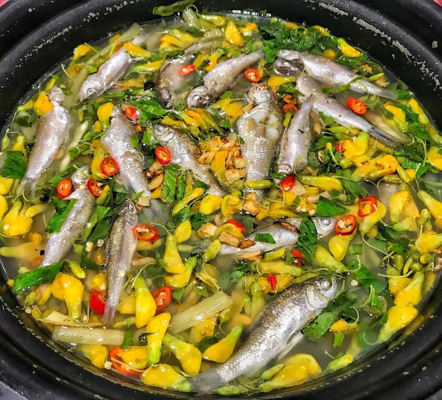 Dân dã đậm vị Lẩu cá linh bông điên điển Cần Thơ