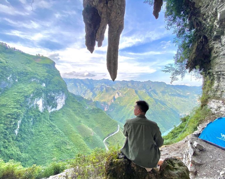 Vách Đá Thần: Điểm Camping Nên Trải Nghiệm Một Lần Trong Đời