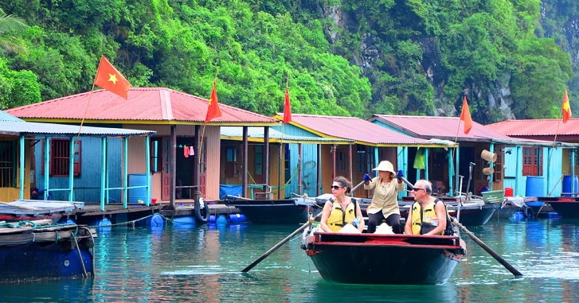 Làng chài Cửa Vạn: Nét đẹp hoang sơ giữa lòng vịnh di sản