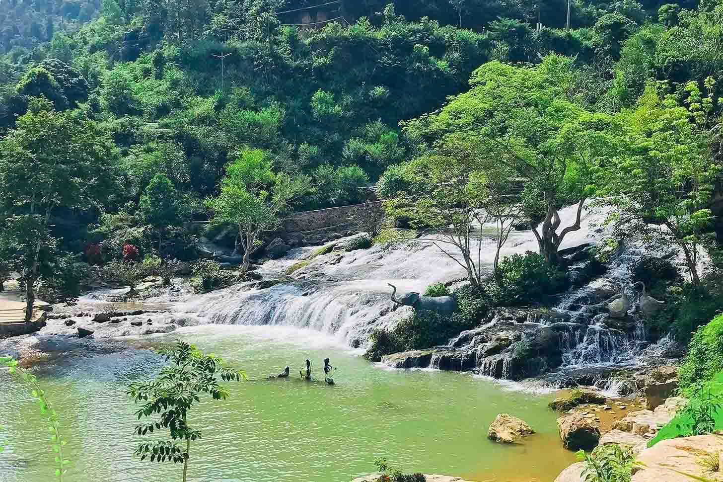 Trốn nóng' tại thác Tiên Nữ giữa núi rừng Lạng Sơn