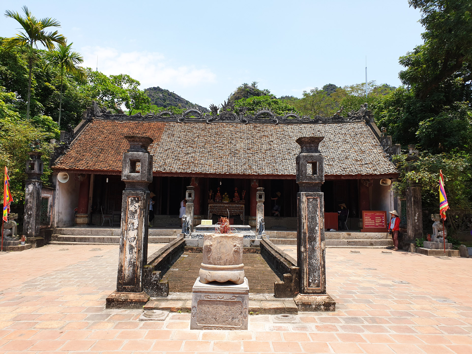 Giá vé và Kinh nghiệm tham quan khu di tích cố đô Hoa Lư - Ninh Bình Hidden Charm Hotel & Resort