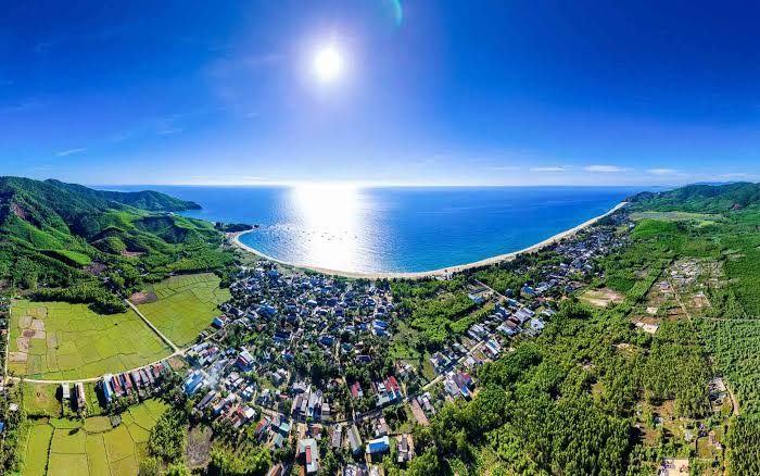 Bãi biển Lộ Diêu mang dáng vẻ một cánh cung, do AI tạo