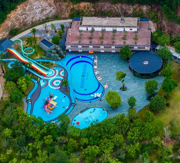 Khu vực Cây Bông Village với công viên nước ngoài trời, do AI tạo