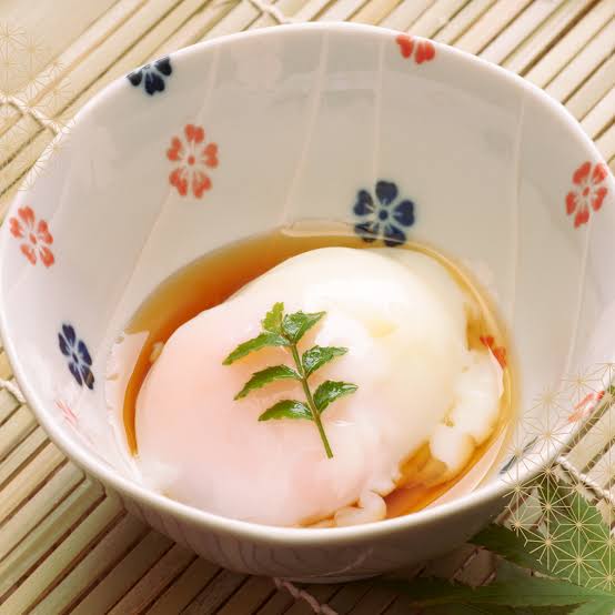 Món trứng Onsen béo ngậy luộc trực tiếp dưới dòng suối, do AI tạo