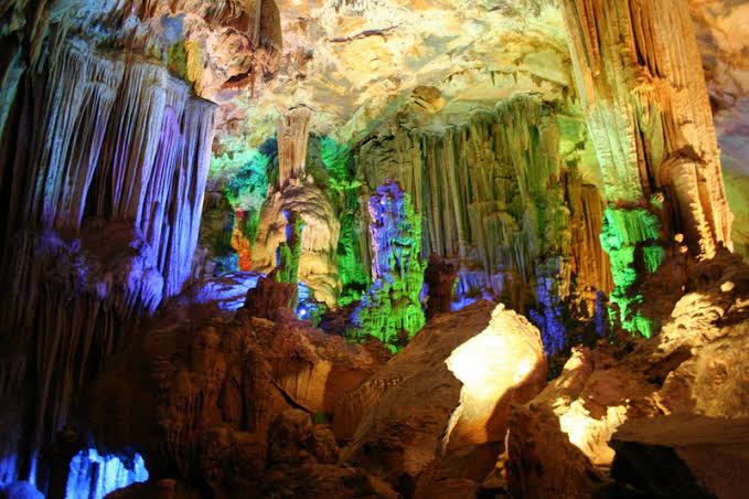 Thạch nhũ lộng lẫy tại Hang Ngọc, do AI tạo